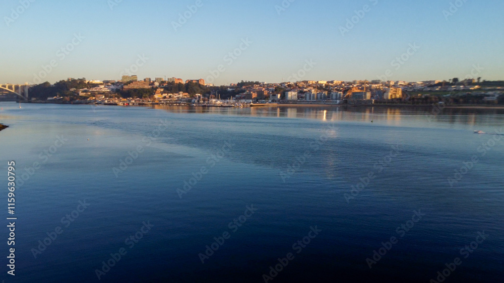 Vista capturando a deslumbrante paisagem do Porto e de Matosinhos, onde o Rio Douro encontra o Oceano Atlântico. A cena apresenta as areias douradas da praia de Matosinhos, Vista capturando a deslumbrante paisagem do Porto e de Matosinhos, onde o Rio Douro encontra o Oceano Atlântico. A cena apresenta as areias douradas da praia de Matosinhos,