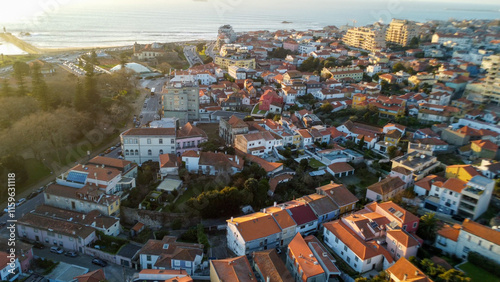 Vista capturando a deslumbrante paisagem do Porto e de Matosinhos, onde o Rio Douro encontra o Oceano Atlântico. A cena apresenta as areias douradas da praia de Matosinhos,  photo