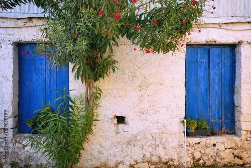 Stary budynek i niebieskie okna, zwiedzanie greckiej wyspy Lefkada photo