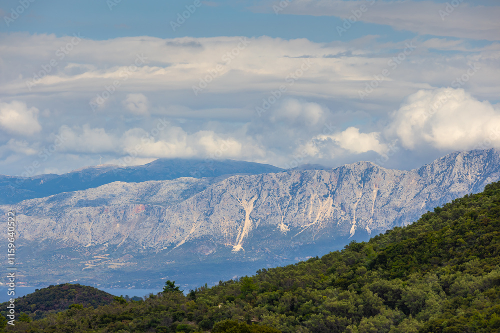 Obraz premium Widok na góry na greckiej wyspie Lefkada, letni urlop, letnie podróże, tło dla projektu, tapeta, krajobraz