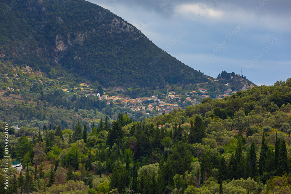 Widok na góry na greckiej wyspie Lefkada, letni urlop, letnie podróże, tło dla projektu, tapeta, krajobraz Widok na góry na greckiej wyspie Lefkada, letni urlop, letnie podróże, tło dla projektu, tapeta, krajobraz