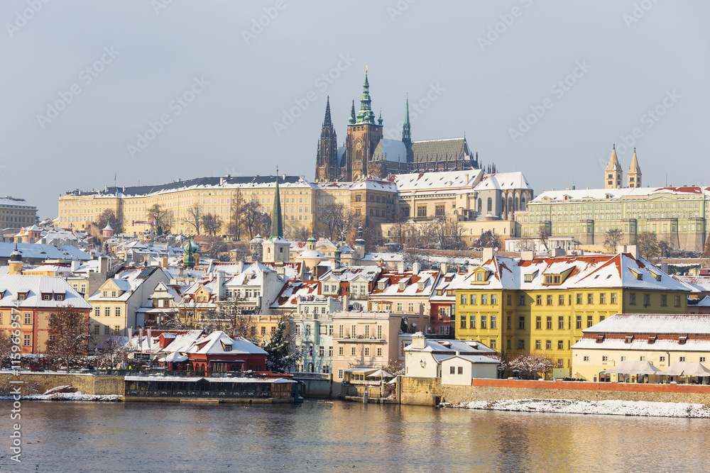 Obraz premium Snowy Prague Lesser Town with Prague Castle above River Vltava, Czech republic 