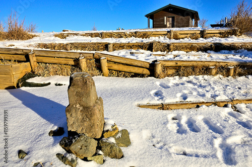 丹沢の三ノ塔山頂　雪の頂　三角点の標石と避難小屋

 photo