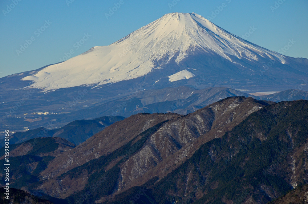 丹沢山地の三ノ塔山頂から望む厳冬期の富士山
丹沢山地の三ノ塔山頂から望む厳冬期の富士山
