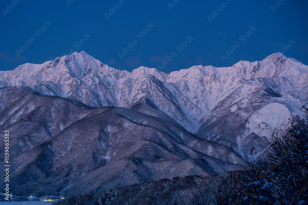 Fototapeta premium 白馬村高台から夜明けの北アルプス