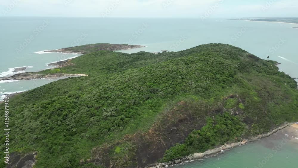 Imagem aérea de drone da Praia do Morro em um dia ensolarado, com pessoas passeando, praticando esportes e descansando ao sol. Cidade de Guarapari no Espírito Santo