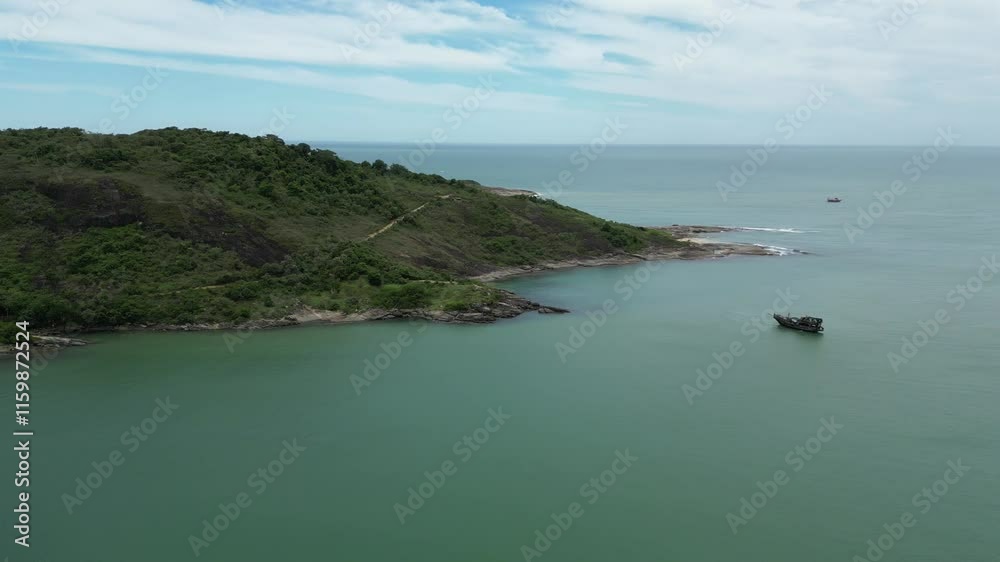 Imagem aérea de drone da Praia do Morro em um dia ensolarado, com pessoas passeando, praticando esportes e descansando ao sol. Cidade de Guarapari no Espírito Santo