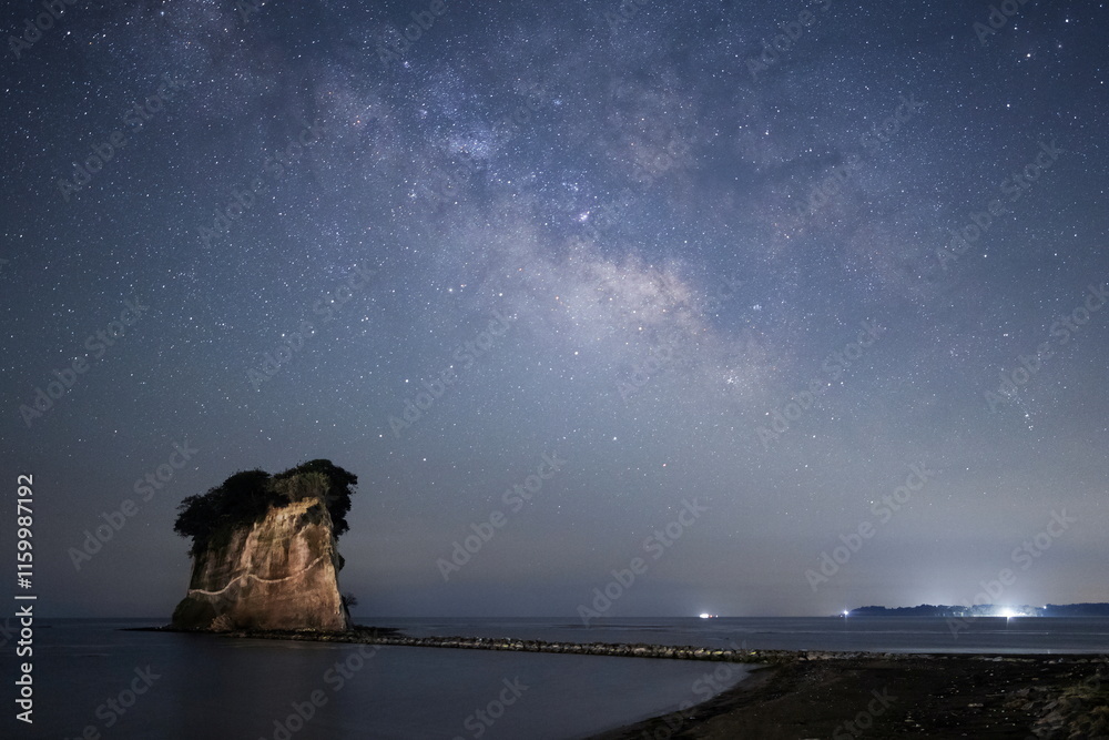 能登の見附島と天の川の近景