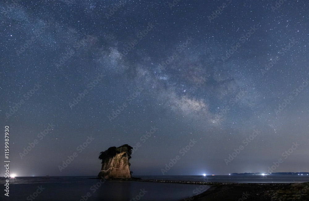 能登の見附島と天の川の遠景