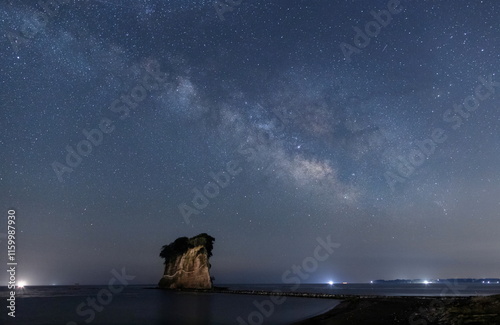 能登の見附島と天の川の遠景