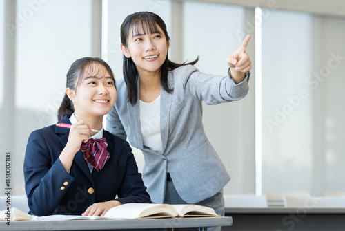 塾で勉強する女子高生　撮影協力：学校法人電波学園　東京電子専門学校
 photo