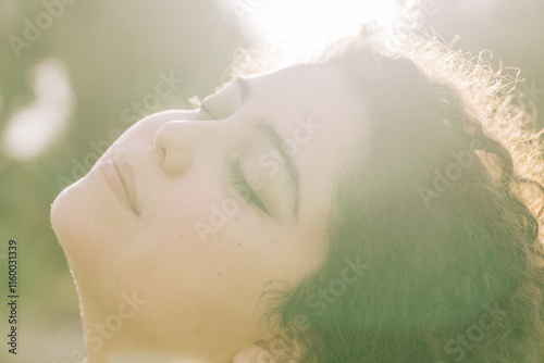 Εκτύπωση καμβά Woman basking in the sun