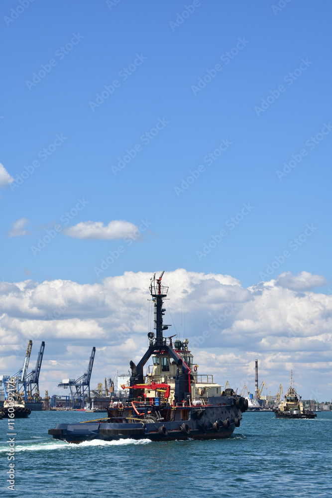 Obraz premium Small ship at sea on a sunny day