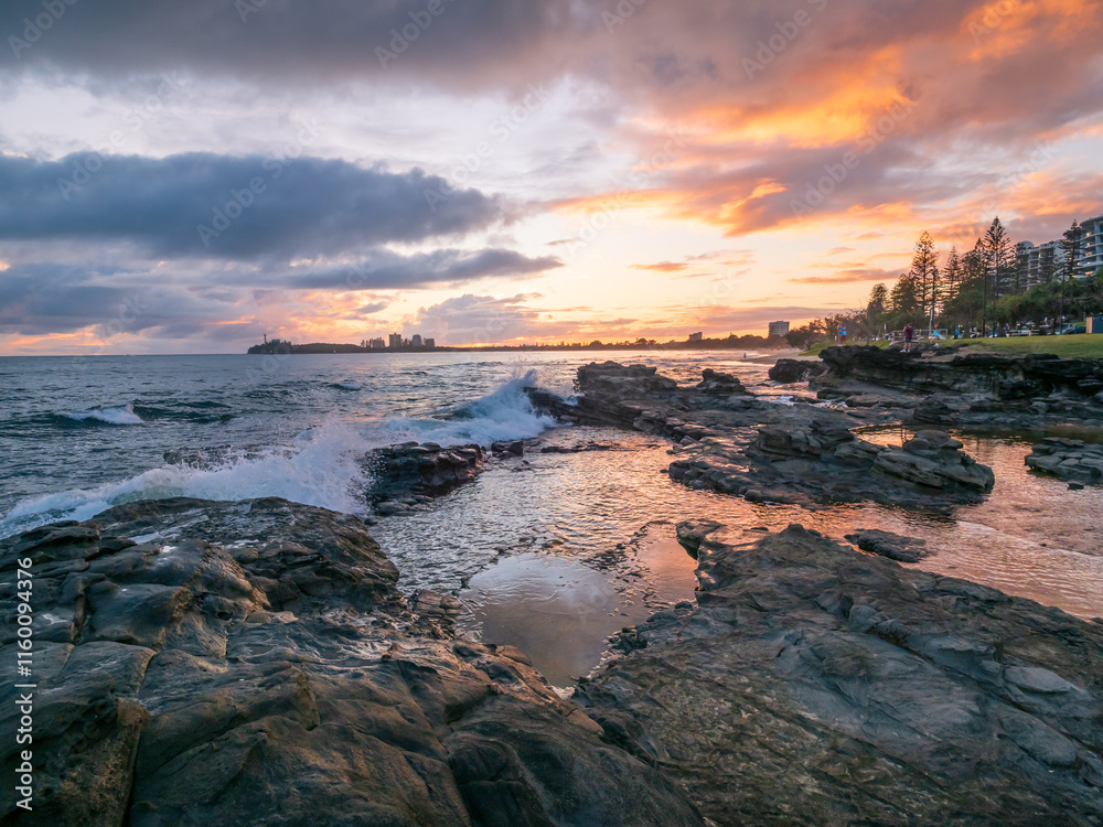 Obraz premium Golden Seaside Sunrise with Reflections