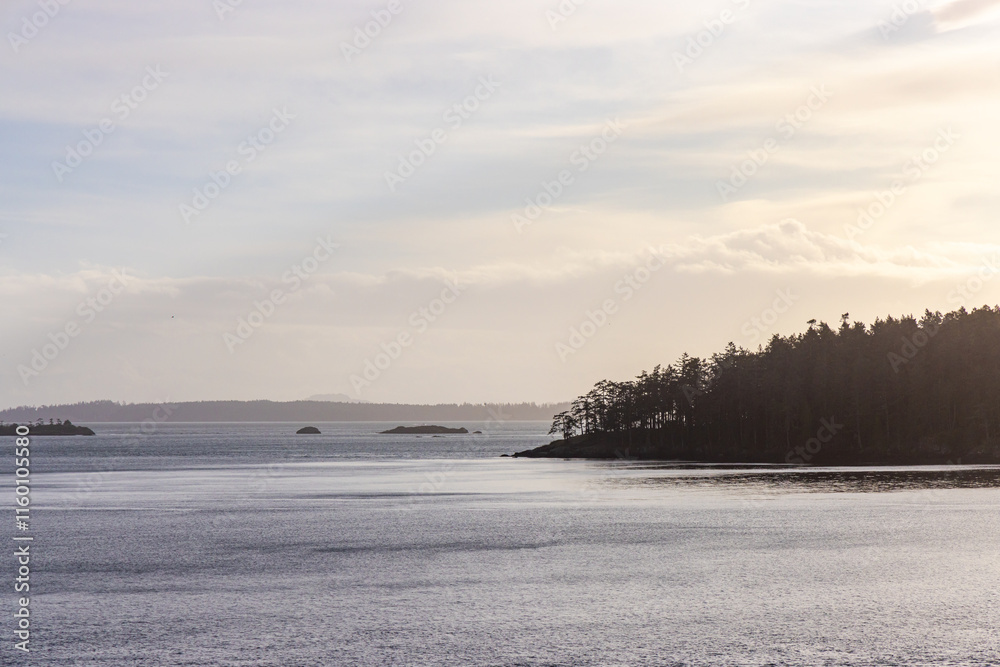 Obraz premium Scenic Coastal View of Gulf Islands at Sunset
