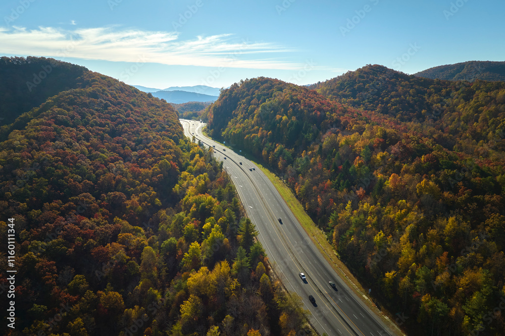 Φωτογραφία View from above of I-40 freeway route in North Carolina leading to Asheville thru Appalachian mountains with yellow fall woods and fast moving trucks and cars