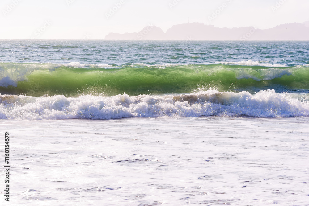 Obraz premium Amazing Waves at Baker Beach in the Pacific Ocean