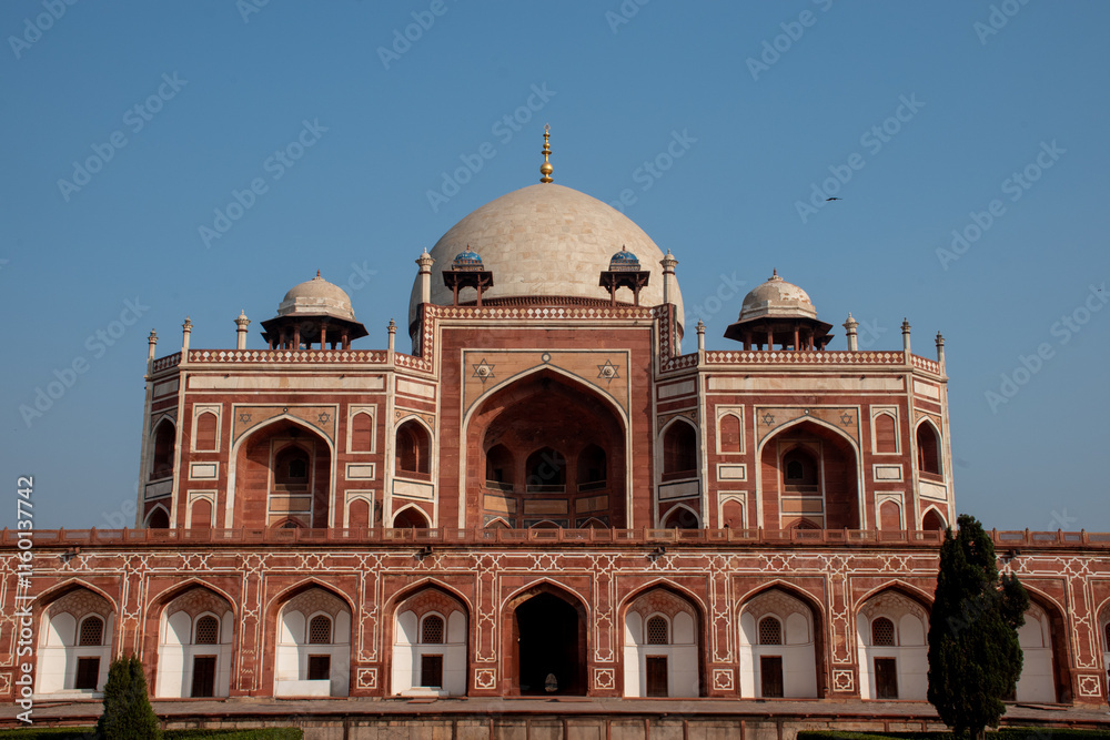 Obraz premium The Humayun's Tomb located in hazrat nizamuddin, South Delhi, the tomb of the mughal emperor humayun whole ruled in the 16th Century