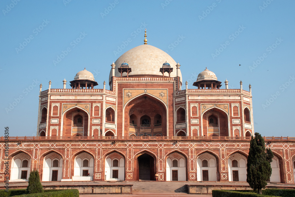 Obraz premium The Humayun's Tomb located in hazrat nizamuddin, South Delhi, the tomb of the mughal emperor humayun whole ruled in the 16th Century