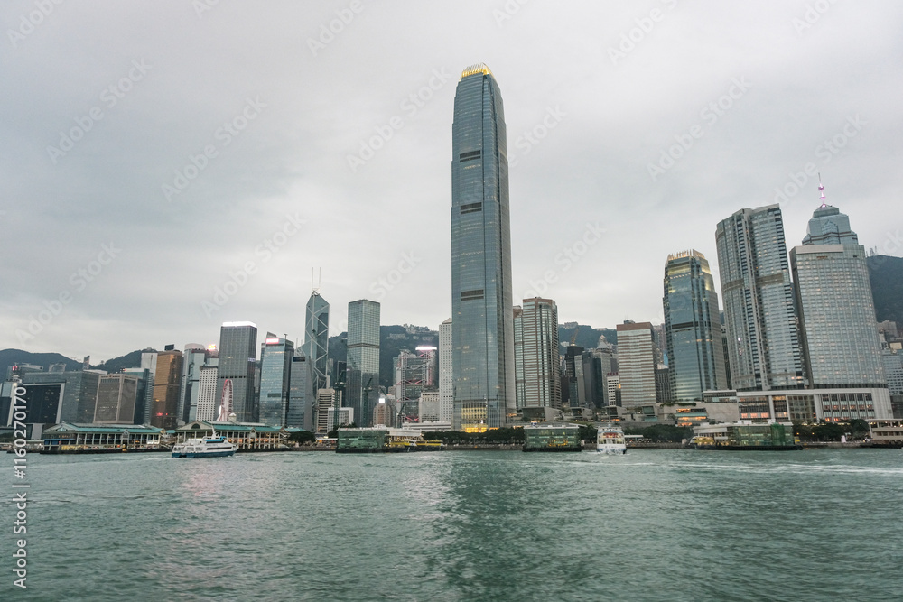 Fototapeta premium ビクトリアハーバーから見る香港島のウォーターフロント