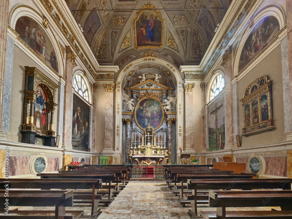 Obraz premium Interieur of Saint Ambrogio church, dome of Vigevano, Lombardy, Italy