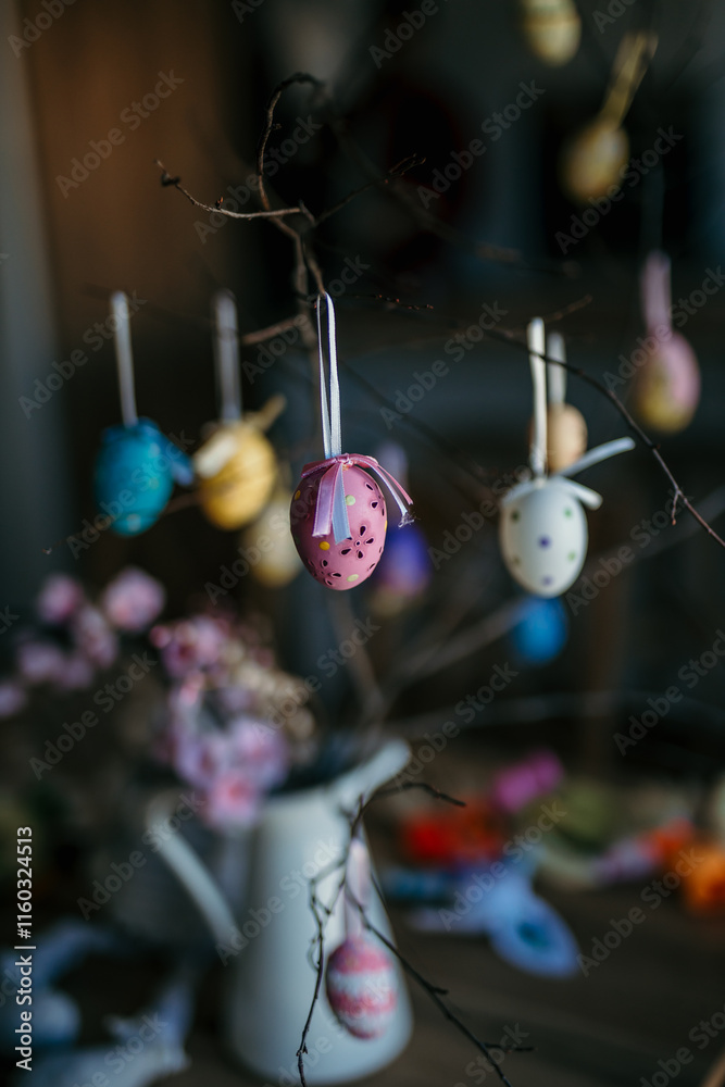 Naklejka premium Easter egg decoration on the table.