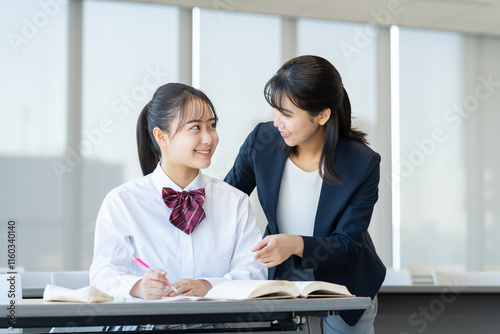 学習塾の先生と生徒　撮影協力：学校法人電波学園　東京電子専門学校
 photo