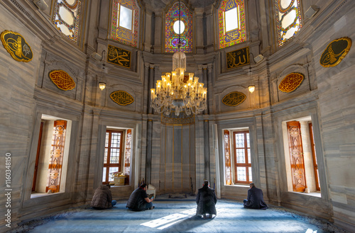 Obraz na płótnie A beautiful view of the Nuruosmaniye Camii, the mosque near the Grand Bazaar in Istanbul, Turkey w salonie