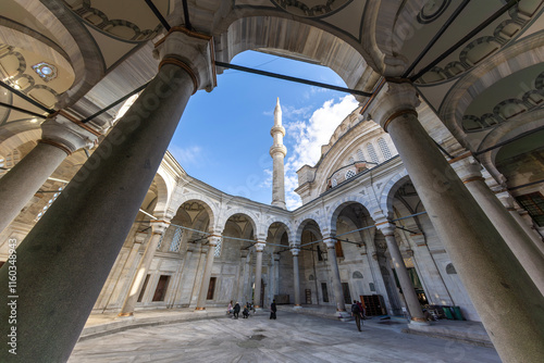 Obraz na płótnie A beautiful view of the Nuruosmaniye Camii, the mosque near the Grand Bazaar in Istanbul, Turkey w salonie