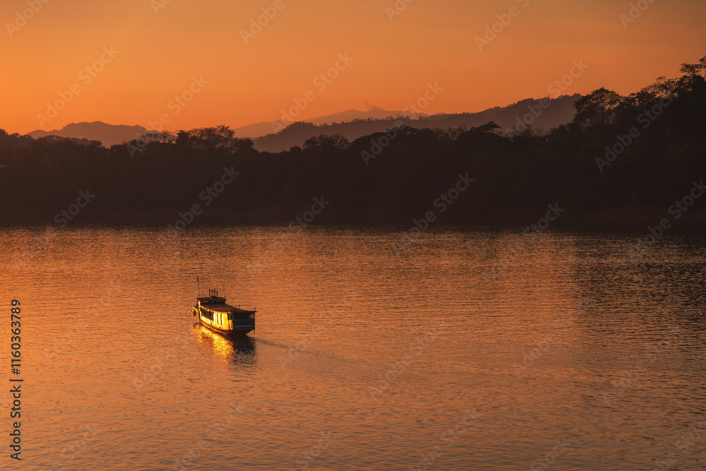 Naklejka premium Sunset over Mekong River in Luang Prabang, Laos