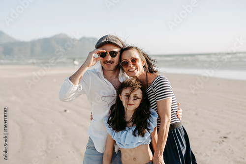 Familie am Sandstrand in Sommerset West, Kapstadt, Südafrika photo