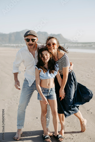 Familie am Sandstrand in Sommerset West, Kapstadt, Südafrika