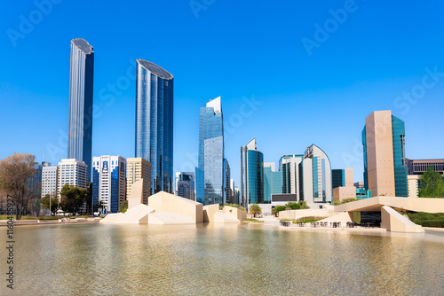 Obraz na płótnie Al Musallah Mosque Prayer Hall and Abu Dhabi skyline w salonie