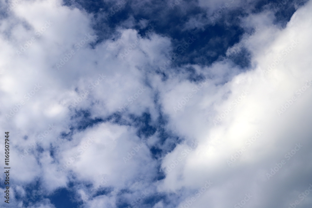 Obraz premium white clouds are floating across the sky