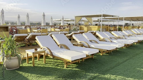 Relax in the sun on the sun loungers of the Nile River cruise. Enjoy the pharaonic setting while sunbathing on the Nile. The perfect way to experience ancient Egypt.