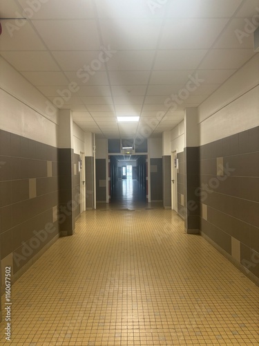 couloir de lycée, décole ou d'hopital vide et abandonné en journée photo