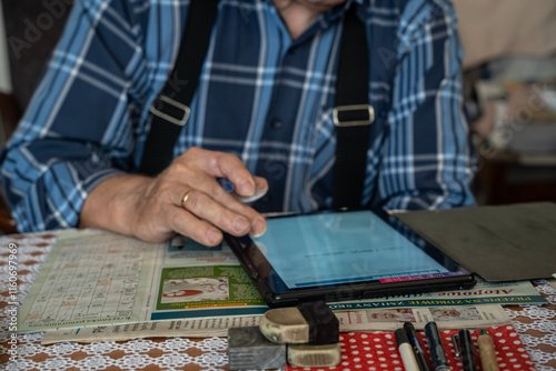 Obraz na płótnie starsza osoba korzysta z tabletu w salonie