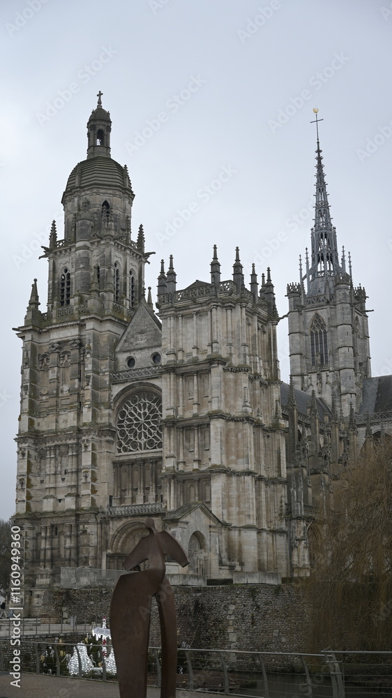 Fototapeta premium La cathédrale d'Évreux avec une statue.