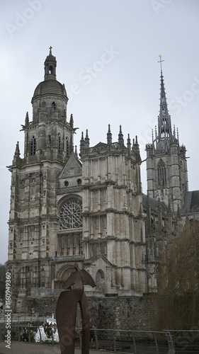 La cathédrale d'Évreux avec une statue.