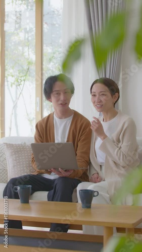 驚く夫婦・縦動画