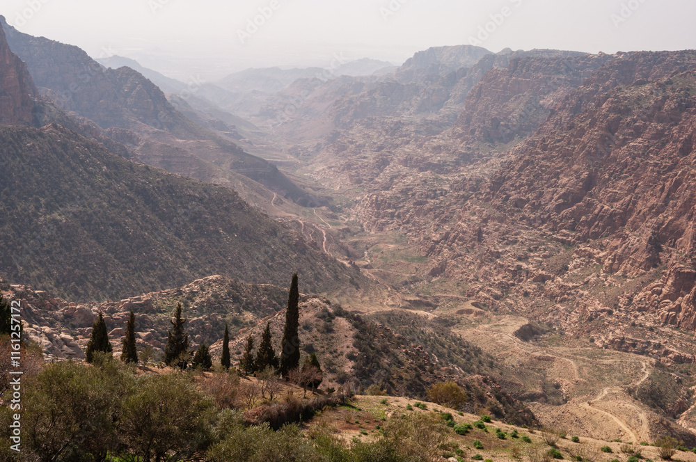 Obraz premium A mountain range with a valley in between