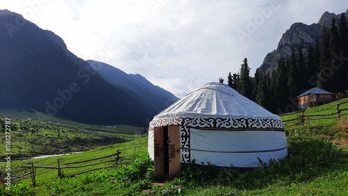 Yurta en el valle de Altyn-Arashan en Kirguistán durante el trekking por el Lago Ala Kul photo