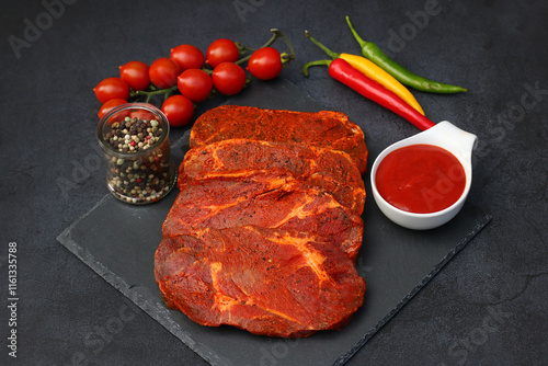 Marinierte Schweinesteak mit Tomaten und Paprika.	