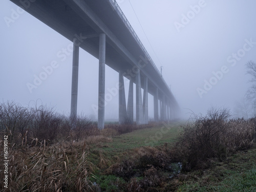 Bahnstrecke mit Brücke im Nebel