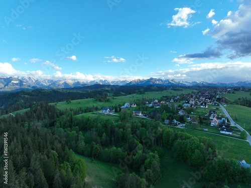 Wiosenny krajobraz górski, Góry na tle błękitnego nieba, 