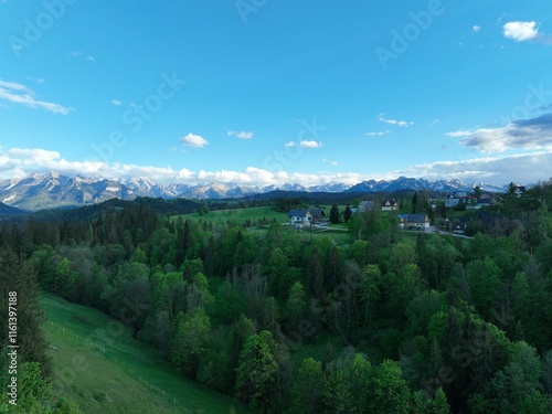 Wiosenny krajobraz górski, Góry na tle błękitnego nieba, 