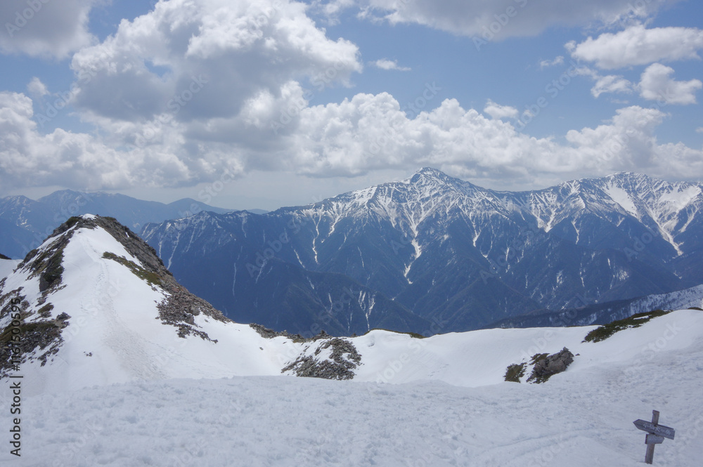 Fototapeta premium 残雪期の山