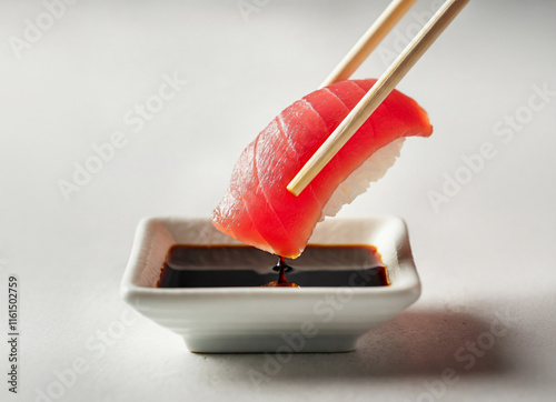 マグロの寿司を醤油に漬ける