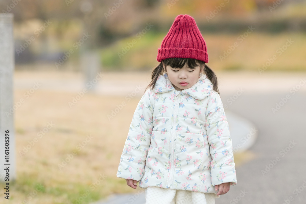 A 3-year-old Japanese girl is walking on a cold winter night in a seaside park in Hakata, Fukuoka Prefecture.