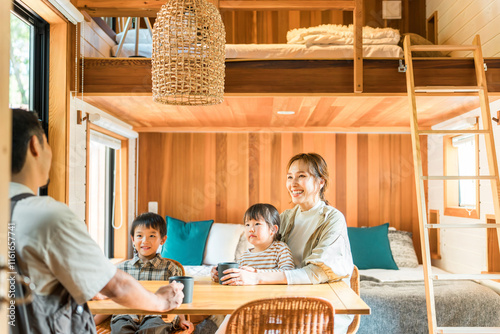 Obraz na płótnie バンガロー・コテージ泊で楽しむファミリー（家族旅行・グランピング）